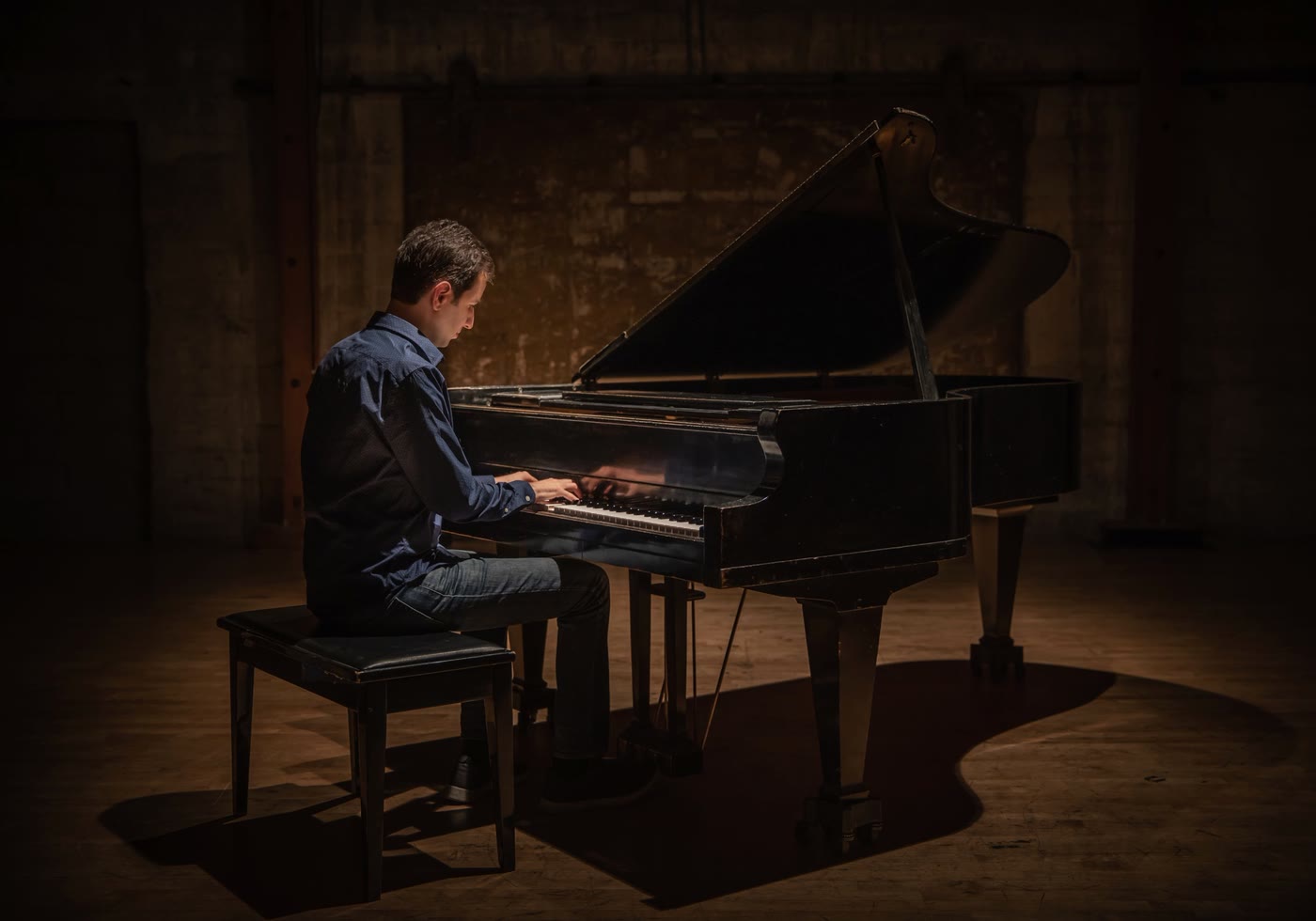 Jordan Seigel in the Sessions With Shaw studio