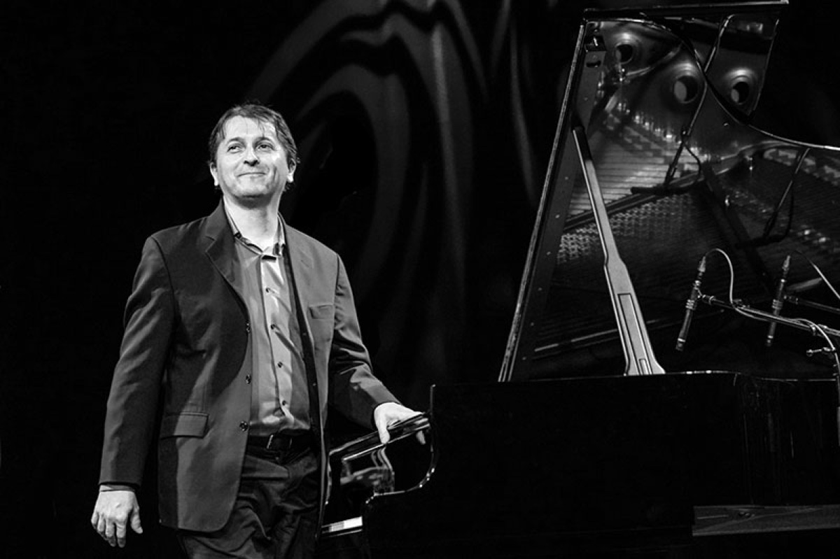 Tamir Hendelman in the Sessions With Shaw studio